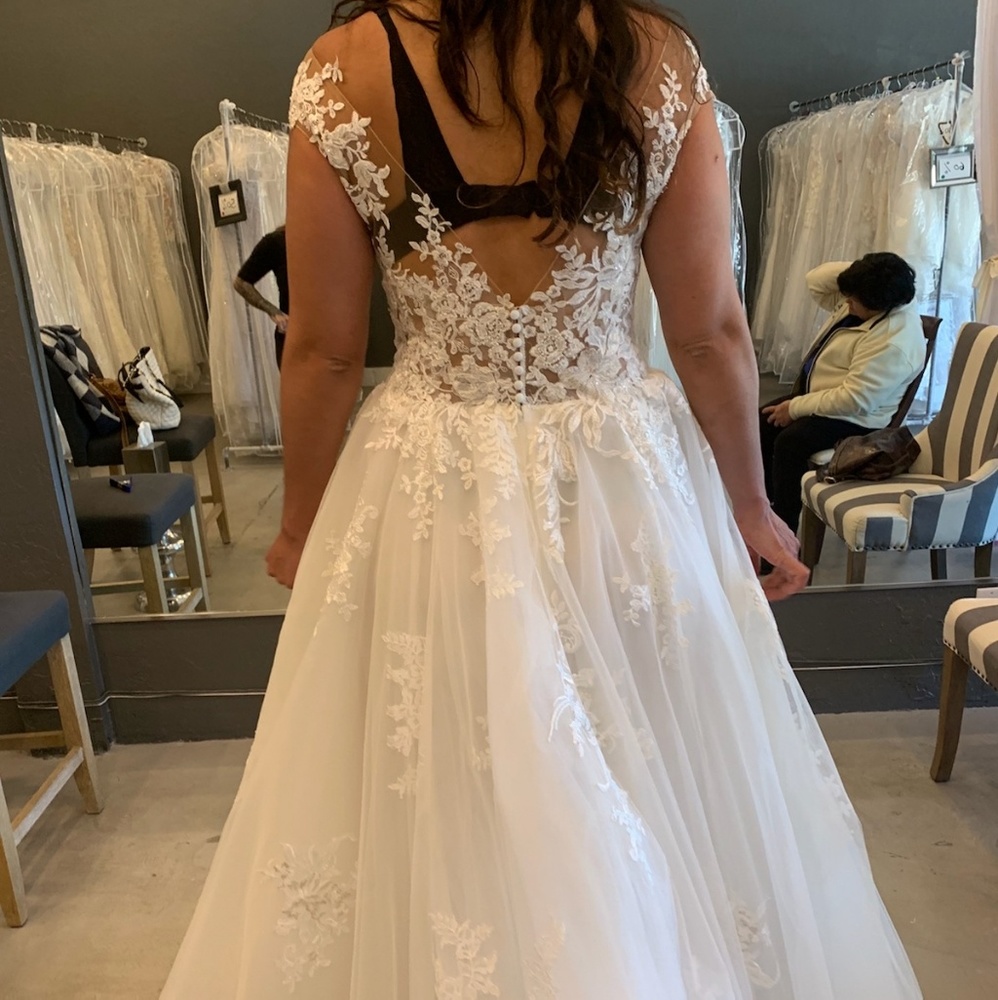 Beautiful Wedding dress - Picture 3 of 8
